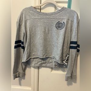 Gray long sleeve cropped shirt